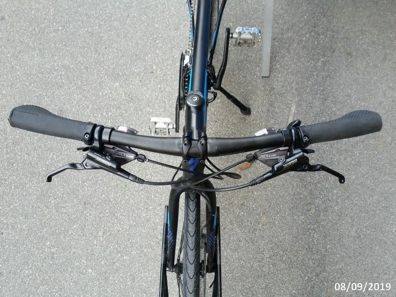 Handlebar & shifters on Specialized Sirrus Sport Disc 2016